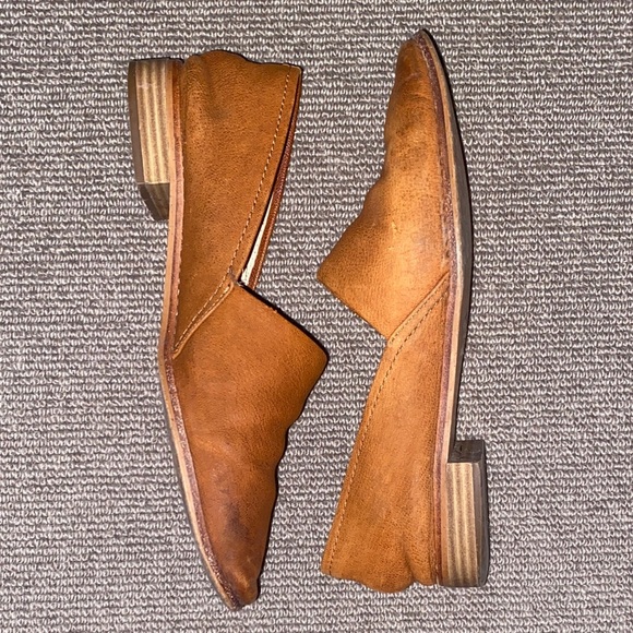 Clarks Women's Tan Leather Loafers - Picture 7 of 11